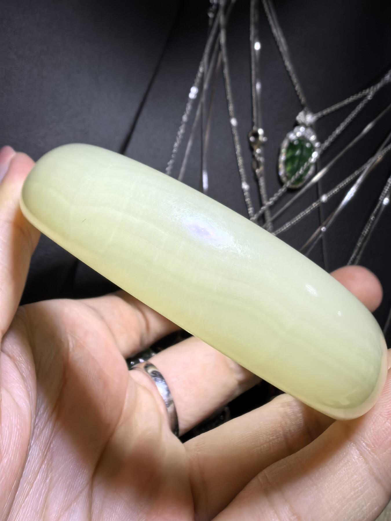 岫玉轮胎手镯，无杂无裂，内部可见天然水线结构不扣手。58圈