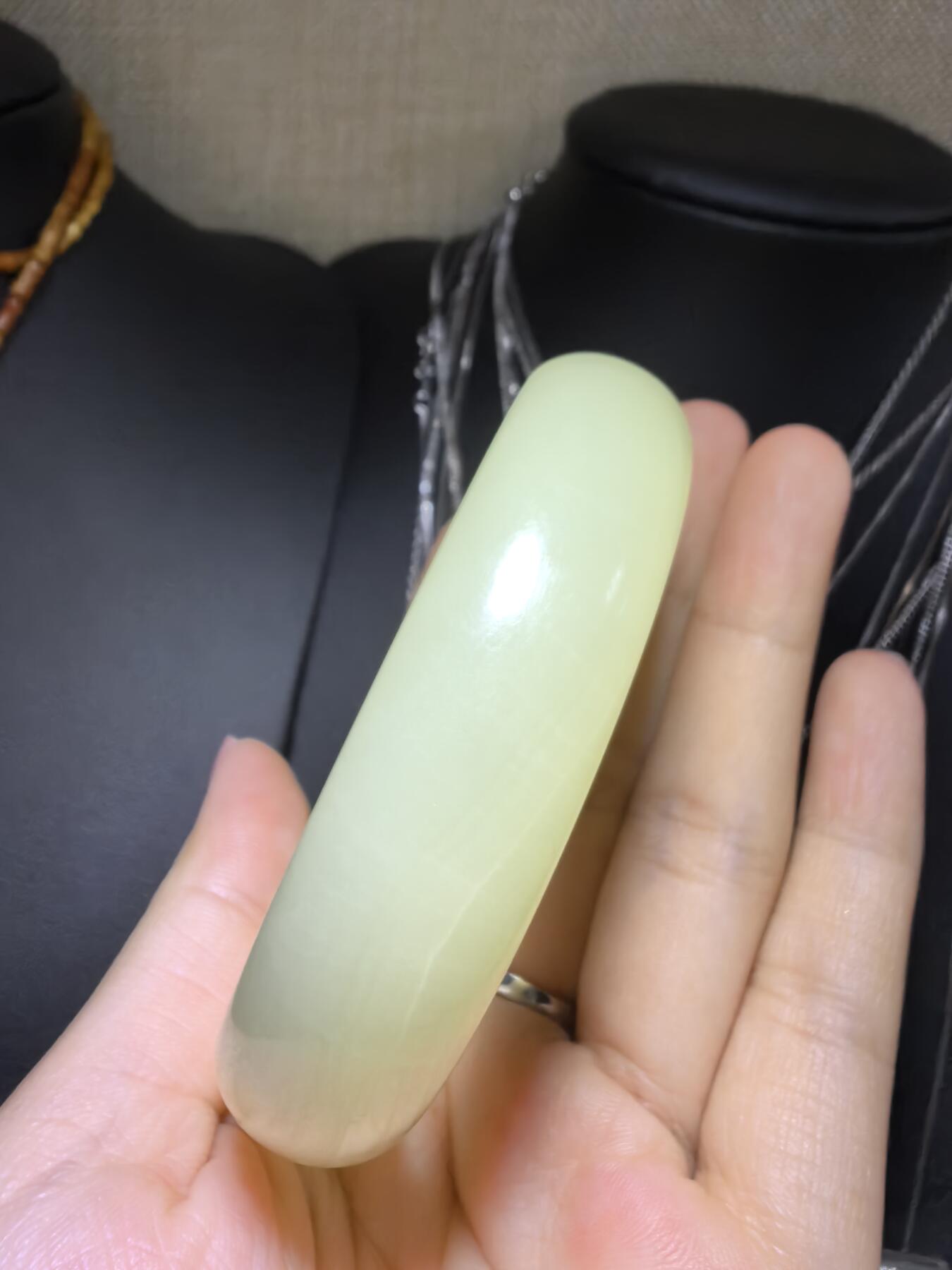 岫玉轮胎手镯，无杂无裂，内部可见天然水线结构不扣手。58圈