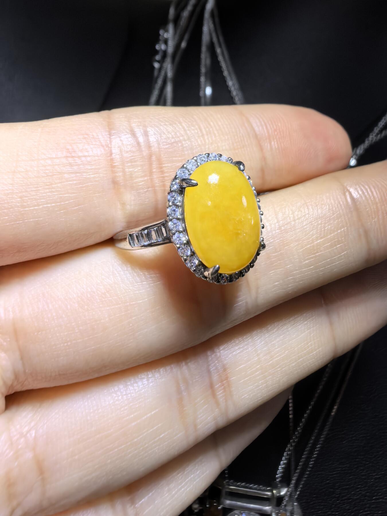 纯天然黄翡女戒，翡翠中的鸡油黄，干净清新，色泽明艳。纯银镶嵌可调节指圈。裸石尺寸:1.2cm*0.9cm