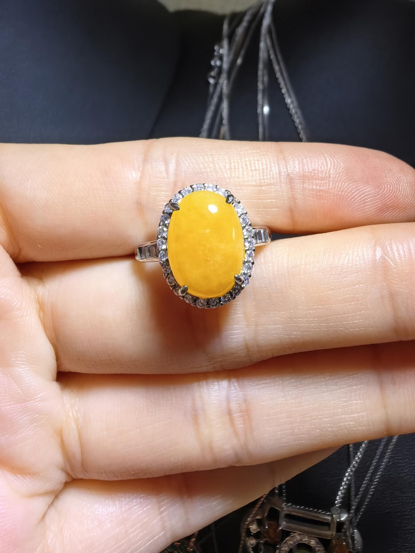 纯天然黄翡女戒，翡翠中的鸡油黄，干净清新，色泽明艳。纯银镶嵌可调节指圈。裸石尺寸:1.2cm*0.9cm