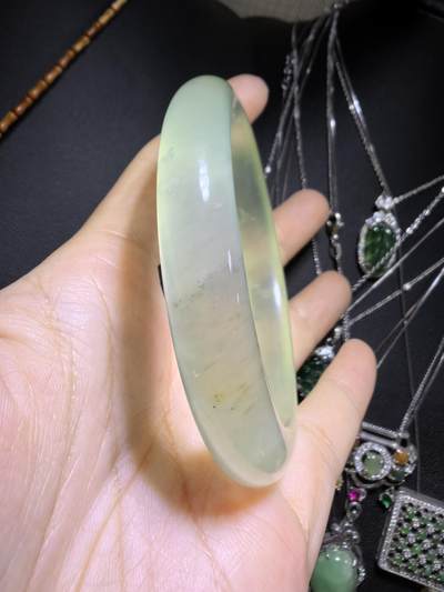 纯天然冰种岫玉手镯，飘棉花。圈口56+。无纹裂。