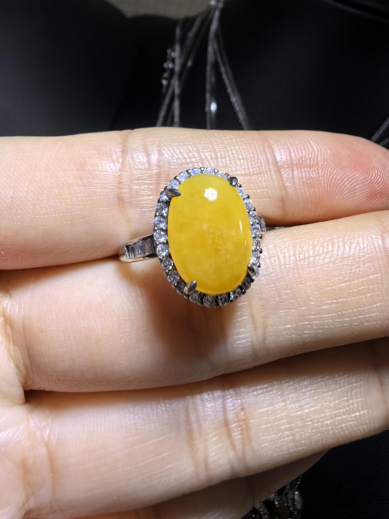 纯天然黄翡女戒，翡翠中的鸡油黄，干净清新，色泽明艳。纯银镶嵌可调节指圈。裸石尺寸:1.2cm*0.9cm