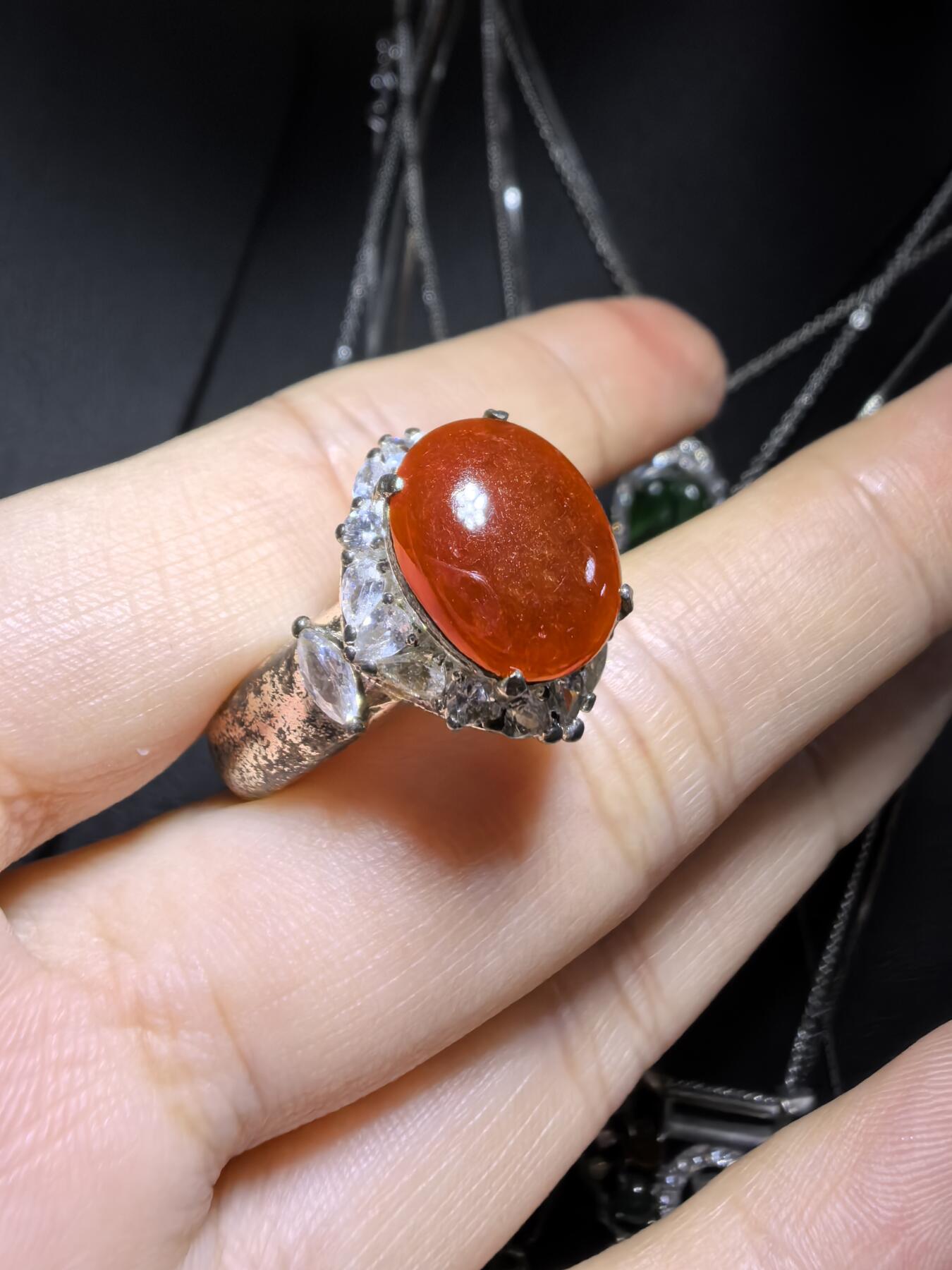 纯天然A货红翡无烧界面，色泽饱满浓郁，实物颜色略深，红红火火，佩戴优雅气质（老缅做铜托只为展示戒面效果）可代镶嵌金。裸石尺寸:1.2cm*1.0cm自带国检证书。
Hz or 2070763.