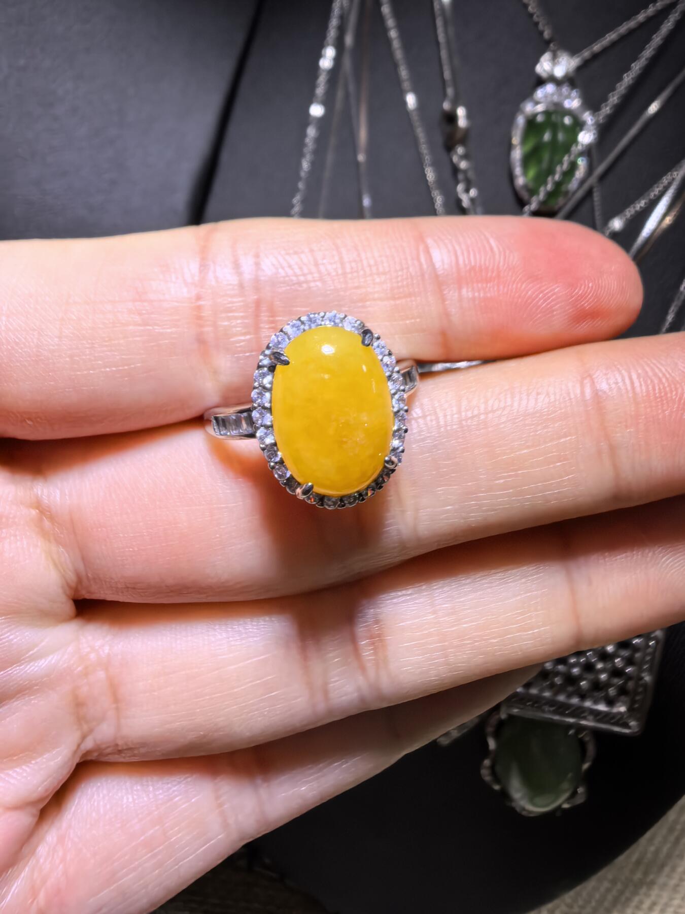 纯天然黄翡女戒，翡翠中的鸡油黄，干净清新，色泽明艳。纯银镶嵌可调节指圈。裸石尺寸:1.2cm*0.9cm