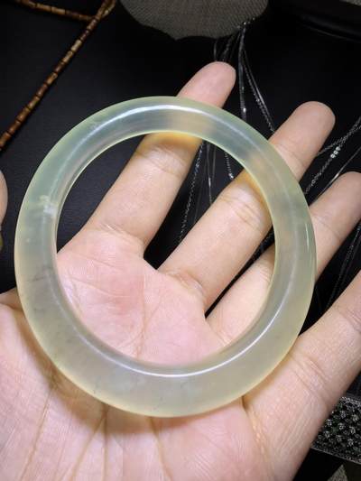 纯天然冰种岫玉手镯，飘棉花。圈口56+。无纹裂。