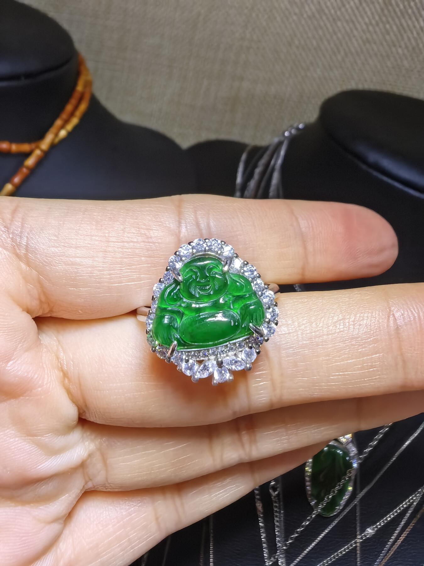 纯天然A货翡翠弥勒佛戒指，冰透水润，色泽浓郁，纯银镶嵌可调节指圈。佩戴大气优雅。裸石尺寸高1.0cm宽1.4cm