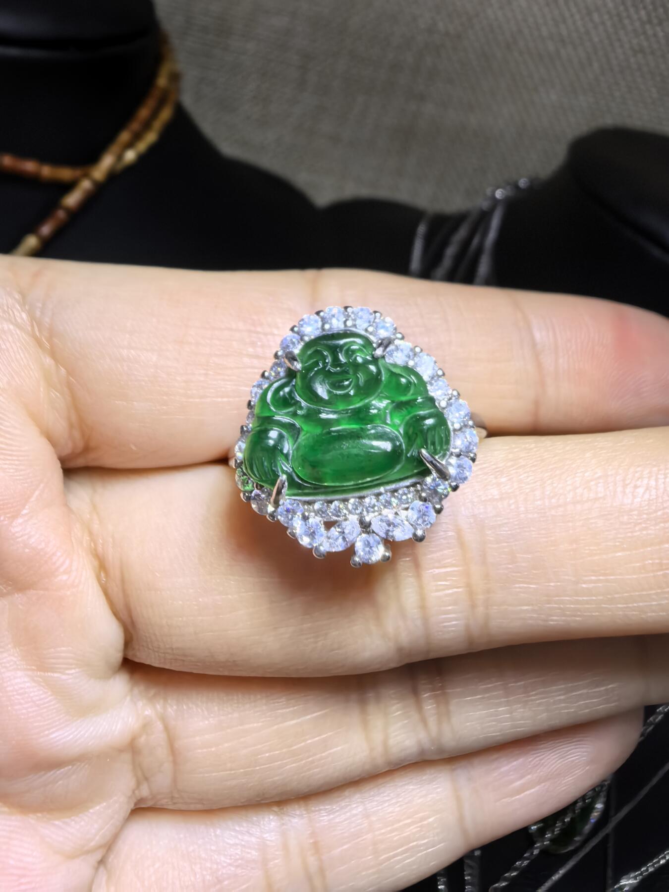 纯天然A货翡翠弥勒佛戒指，冰透水润，色泽浓郁，纯银镶嵌可调节指圈。佩戴大气优雅。裸石尺寸高1.0cm宽1.4cm