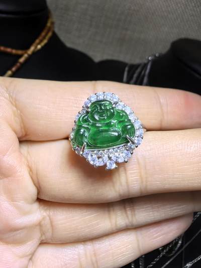 纯天然A货翡翠弥勒佛戒指，冰透水润，色泽浓郁，纯银镶嵌可调节指圈。佩戴大气优雅。裸石尺寸高1.0cm宽1.4cm