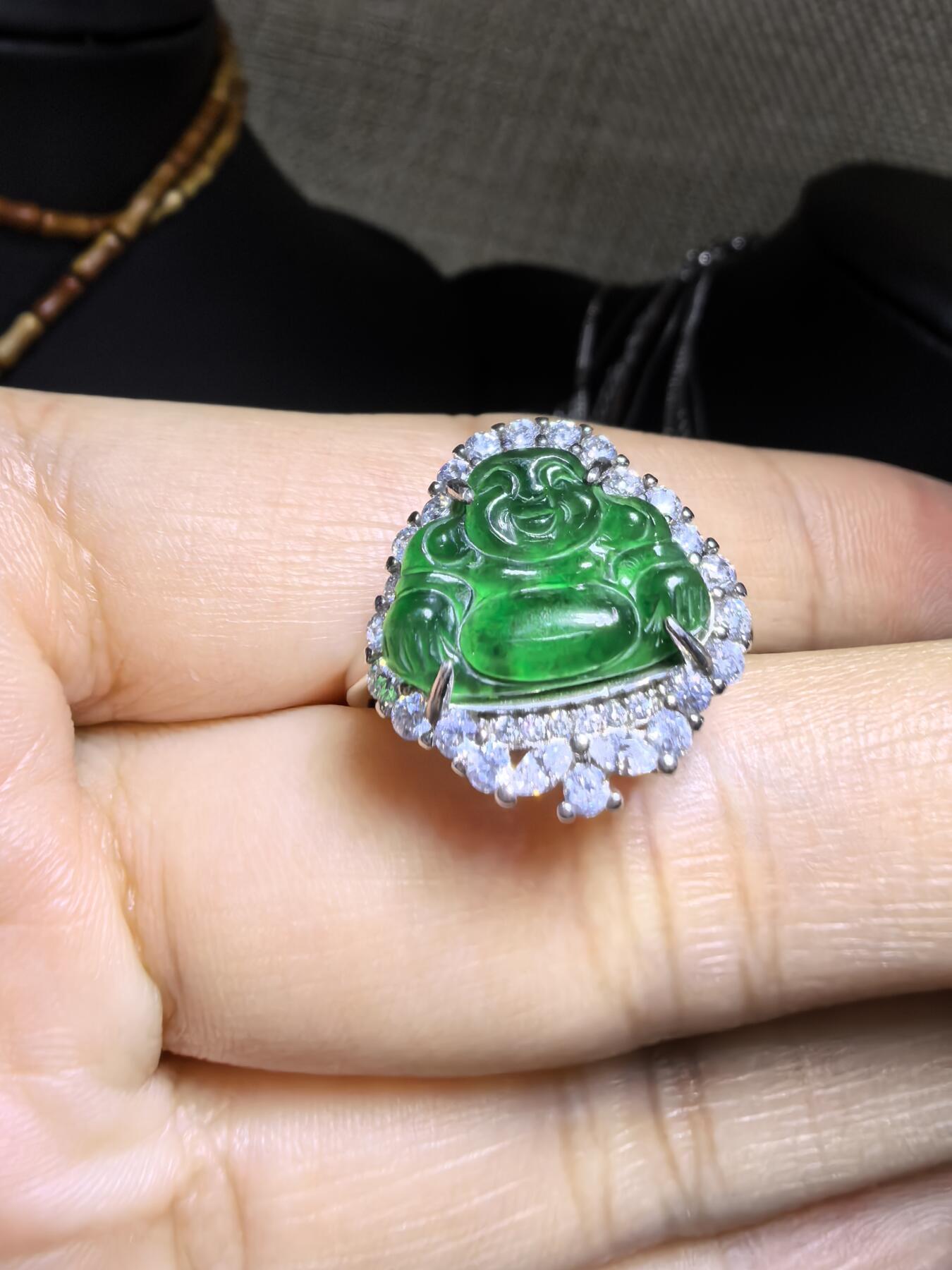 纯天然A货翡翠弥勒佛戒指，冰透水润，色泽浓郁，纯银镶嵌可调节指圈。佩戴大气优雅。裸石尺寸高1.0cm宽1.4cm