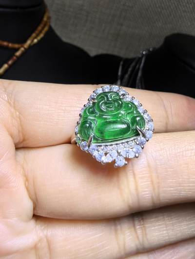 纯天然A货翡翠弥勒佛戒指，冰透水润，色泽浓郁，纯银镶嵌可调节指圈。佩戴大气优雅。裸石尺寸高1.0cm宽1.4cm