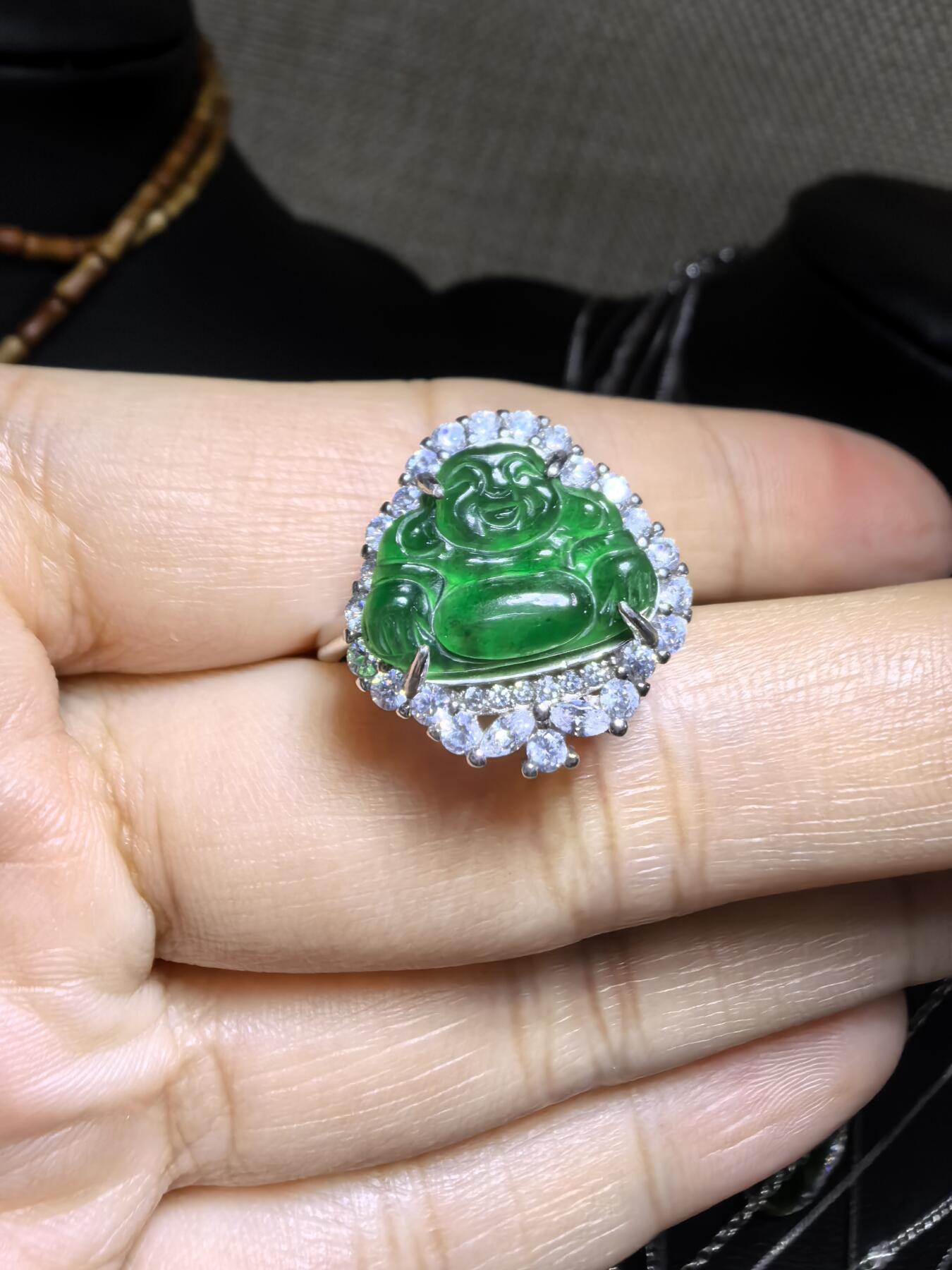 纯天然A货翡翠弥勒佛戒指，冰透水润，色泽浓郁，纯银镶嵌可调节指圈。佩戴大气优雅。裸石尺寸高1.0cm宽1.4cm