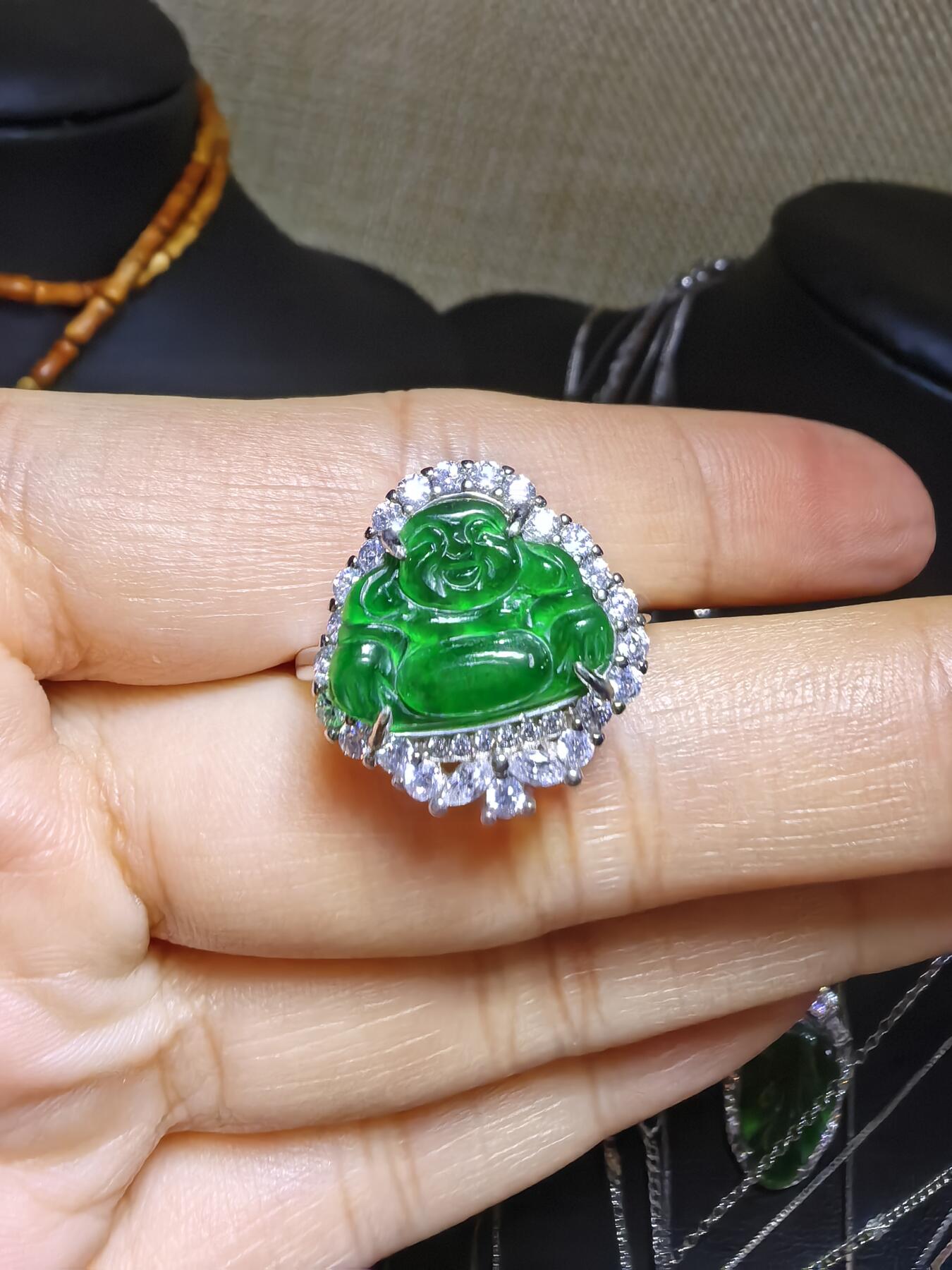 纯天然A货翡翠弥勒佛戒指，冰透水润，色泽浓郁，纯银镶嵌可调节指圈。佩戴大气优雅。裸石尺寸高1.0cm宽1.4cm