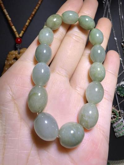 纯天然A货冰糯种翡翠油青料枣型珠手串佛珠女款，尺寸约1.2cm*1.0cm复古温婉，精致小巧。