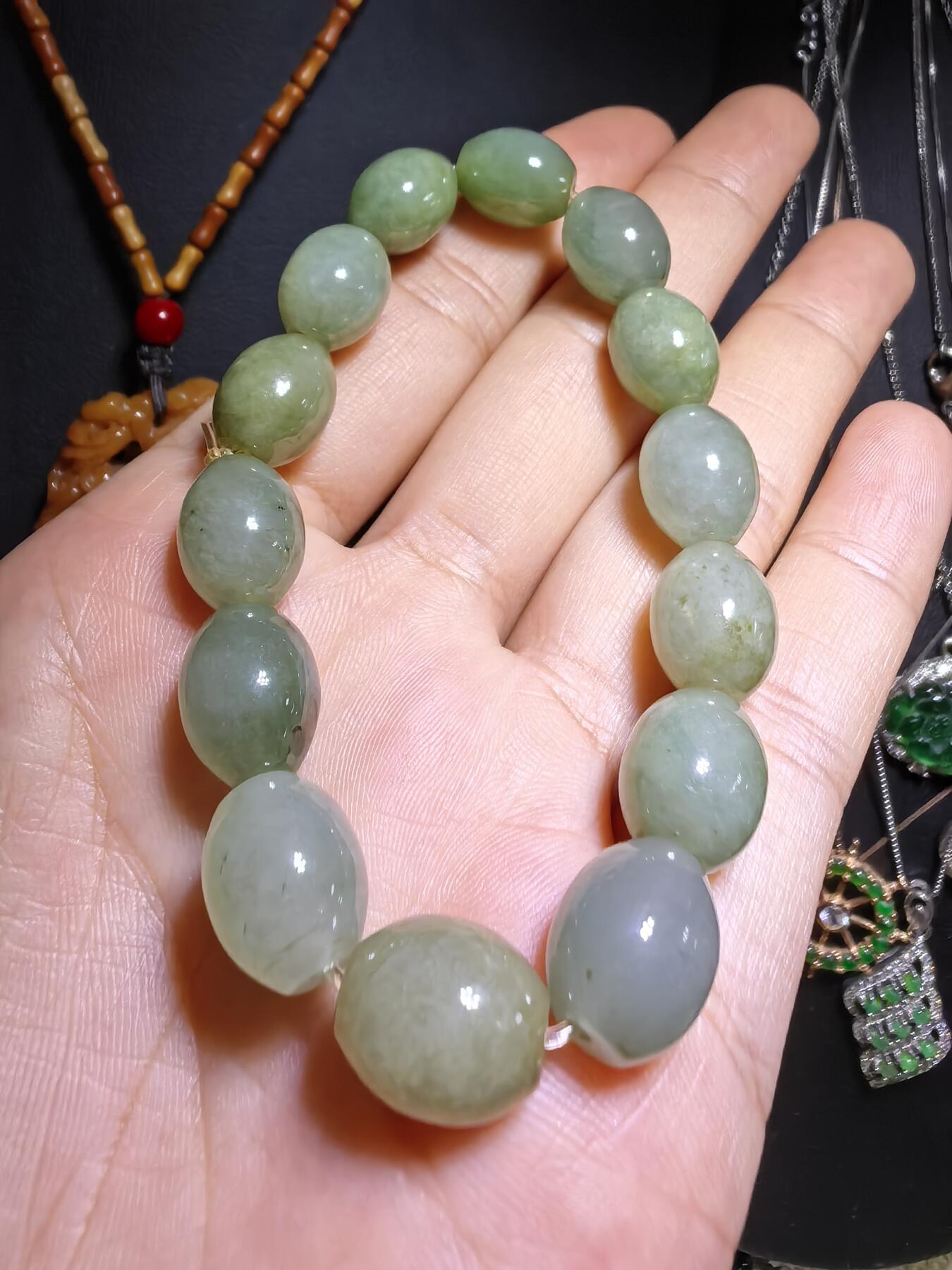 纯天然A货冰糯种翡翠油青料枣型珠手串佛珠女款，尺寸约1.2cm*1.0cm复古温婉，精致小巧。