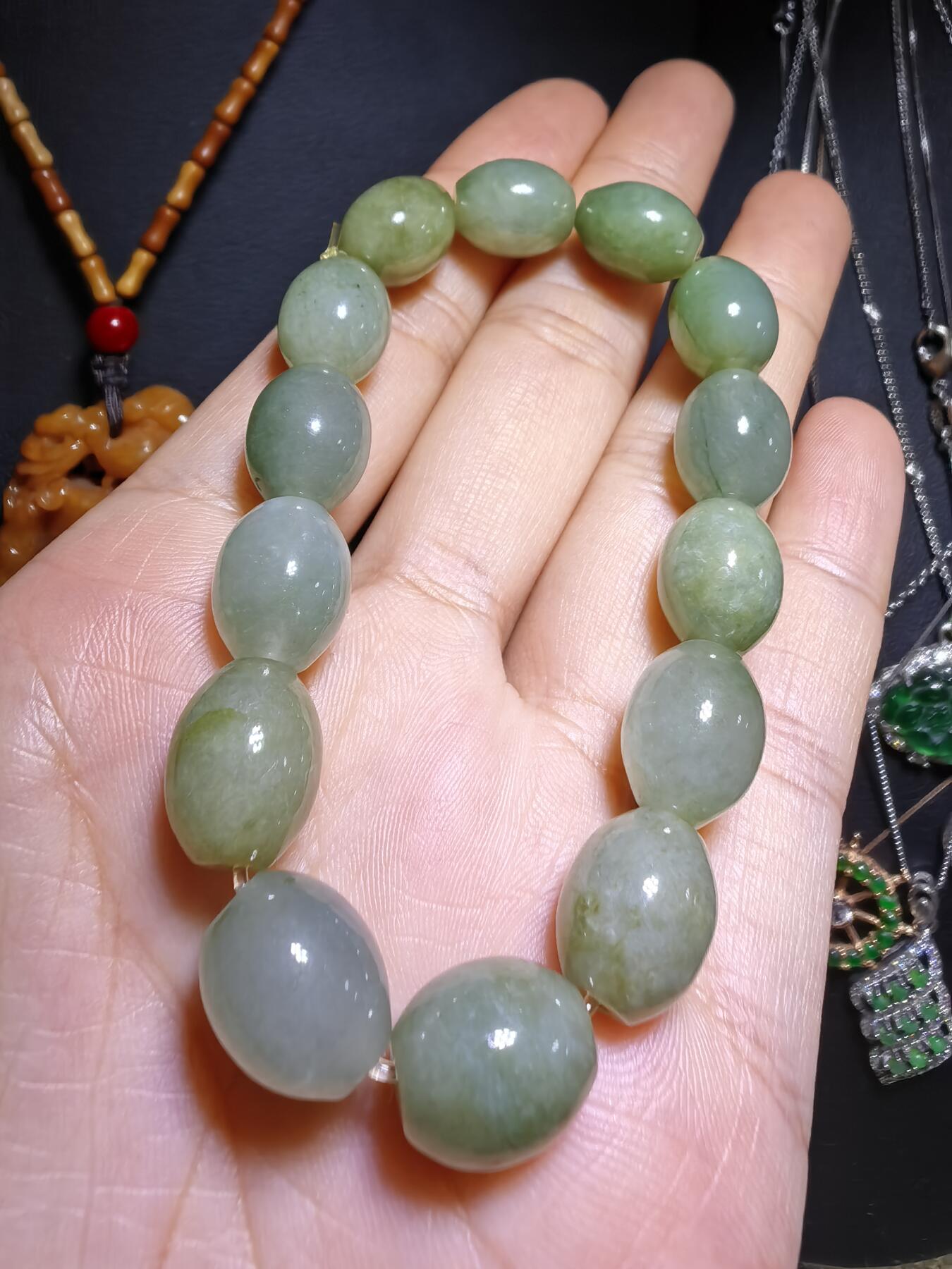 纯天然A货冰糯种翡翠油青料枣型珠手串佛珠女款，尺寸约1.2cm*1.0cm复古温婉，精致小巧。
