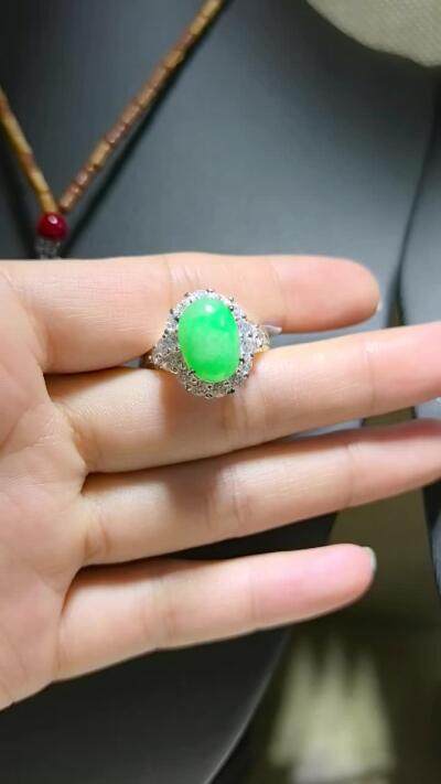 纯天然A货缅甸翡翠阳绿戒面戒指女款，佩戴清新脱俗，色泽明艳，清爽干净。（铜托只为突显戒面展示效果可代镶金）裸石尺寸：1.2cm*0.9cm。实物实拍，支持复检。