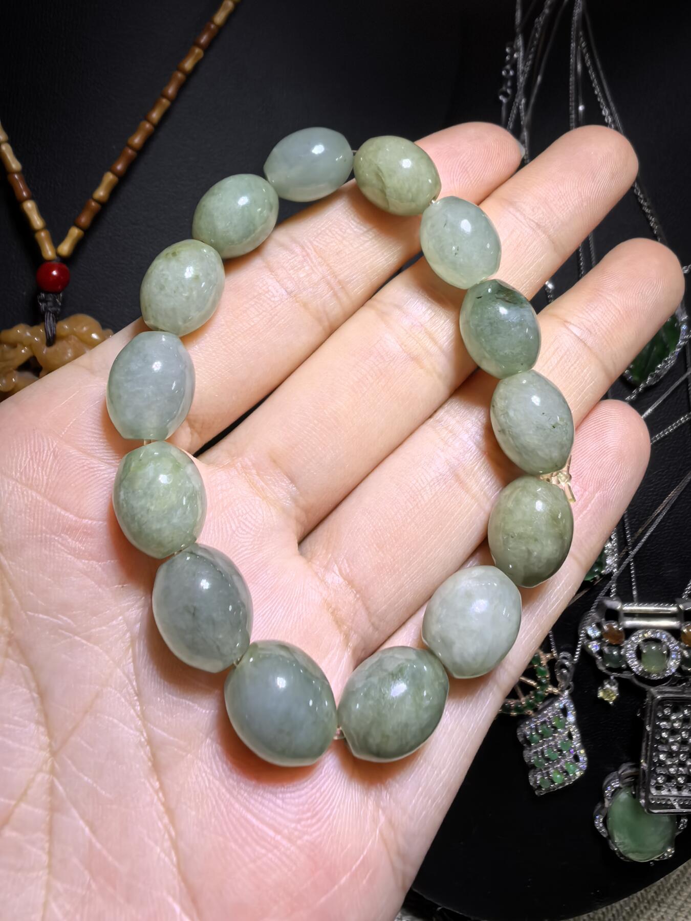 纯天然A货冰糯种翡翠油青料枣型珠手串佛珠女款，尺寸约1.2cm*1.0cm复古温婉，精致小巧。