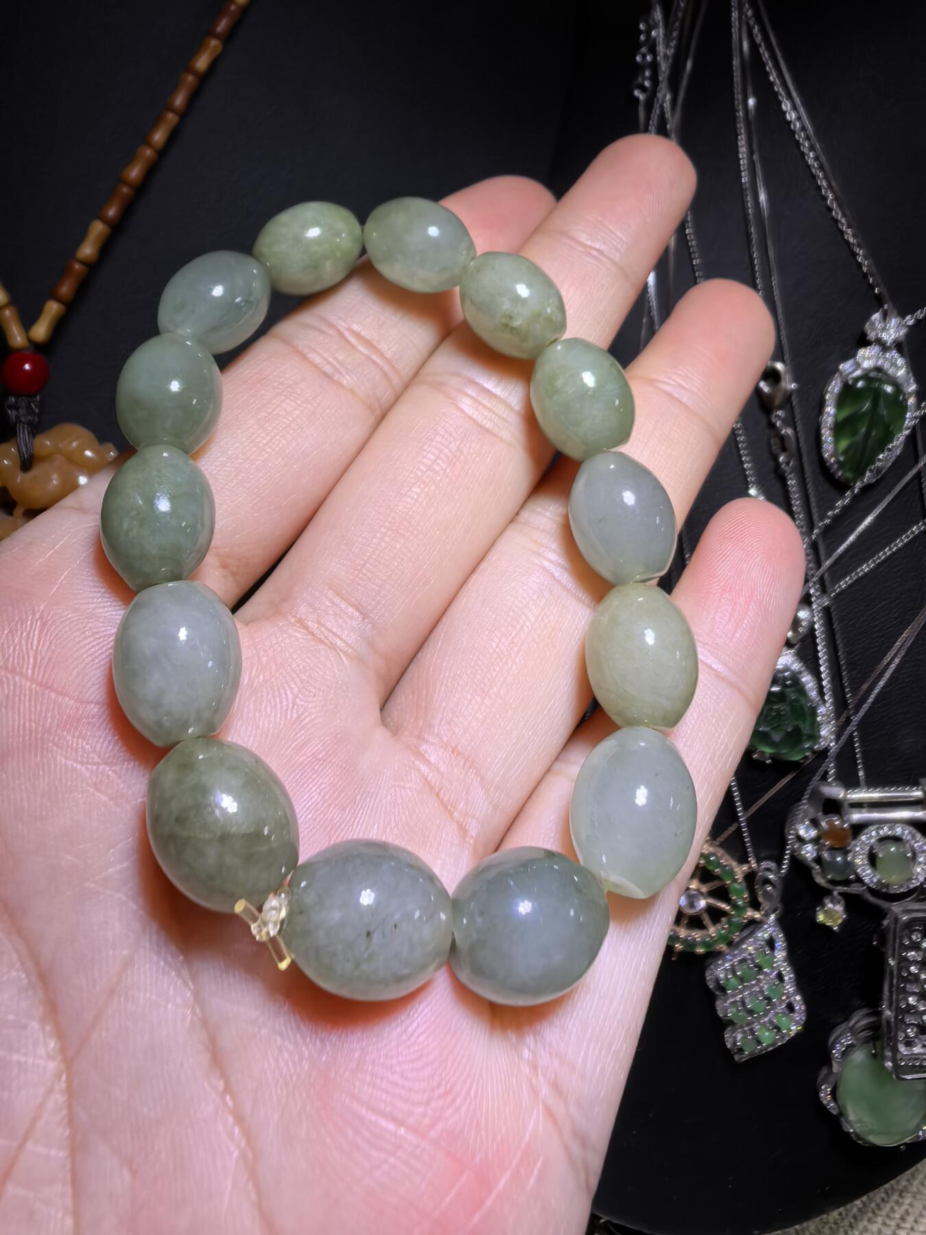纯天然A货冰糯种翡翠油青料枣型珠手串佛珠女款，尺寸约1.2cm*1.0cm复古温婉，精致小巧。