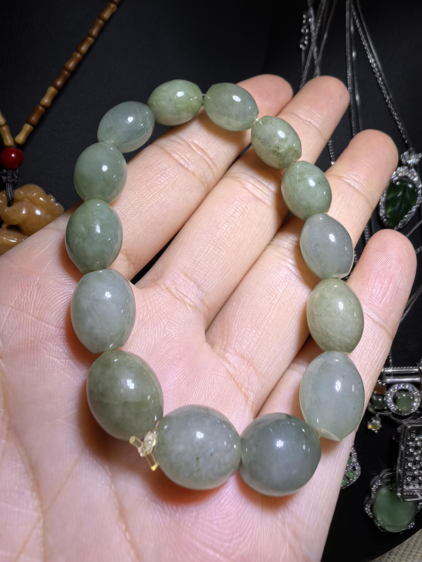 纯天然A货冰糯种翡翠油青料枣型珠手串佛珠女款，尺寸约1.2cm*1.0cm复古温婉，精致小巧。