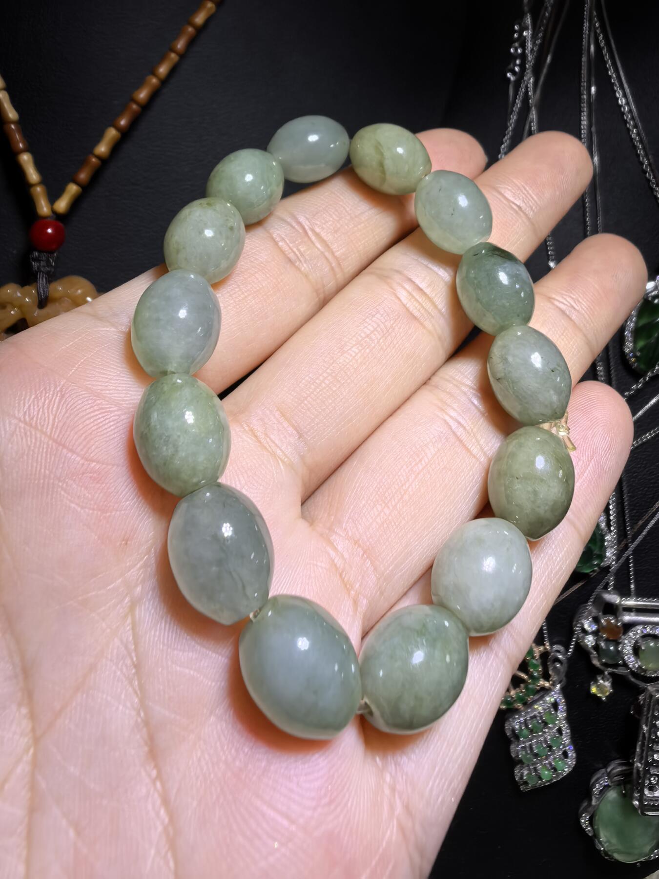 纯天然A货冰糯种翡翠油青料枣型珠手串佛珠女款，尺寸约1.2cm*1.0cm复古温婉，精致小巧。