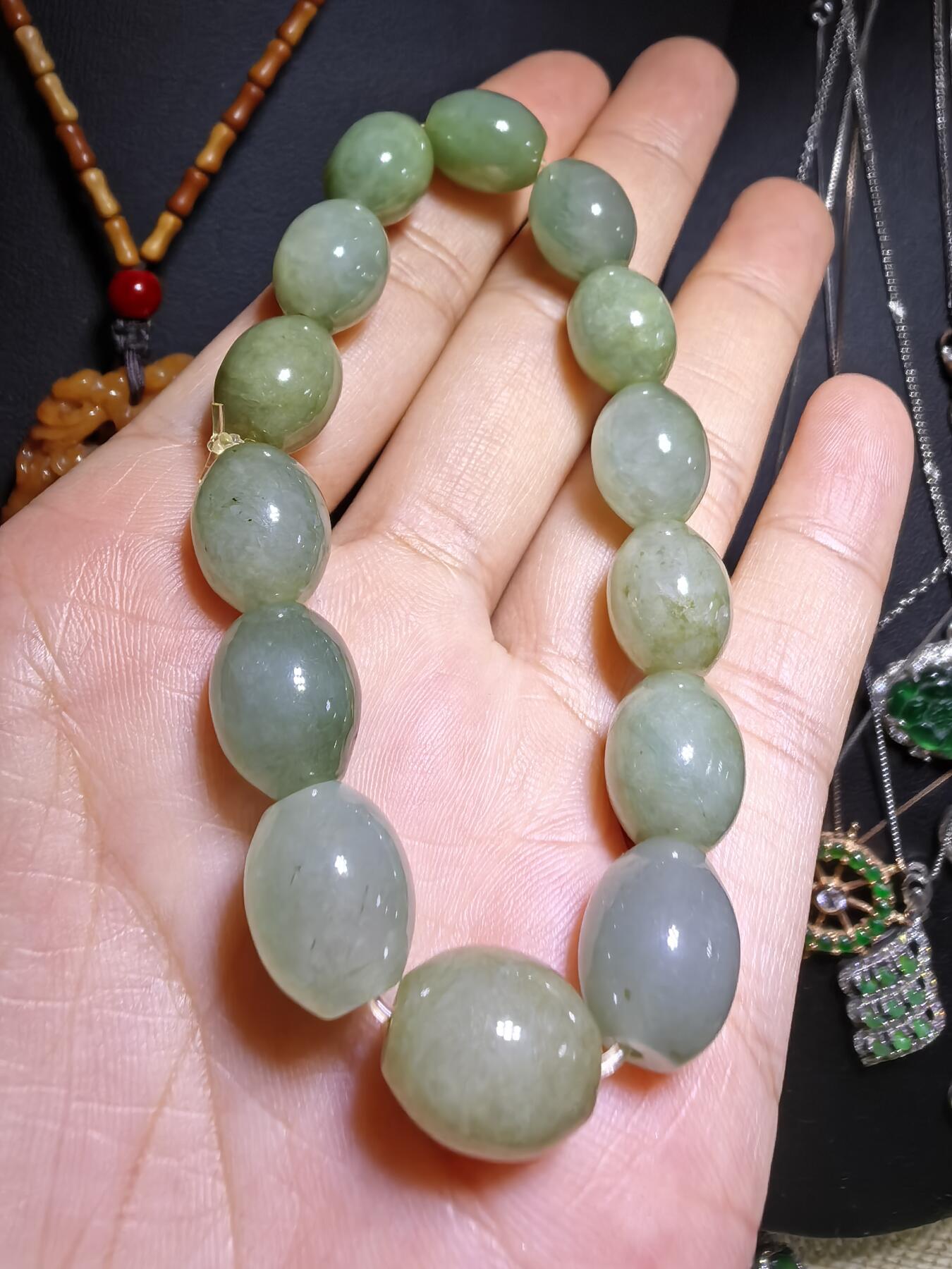 纯天然A货冰糯种翡翠油青料枣型珠手串佛珠女款，尺寸约1.2cm*1.0cm复古温婉，精致小巧。