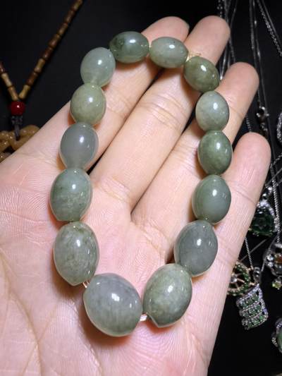 纯天然A货冰糯种翡翠油青料枣型珠手串佛珠女款，尺寸约1.2cm*1.0cm复古温婉，精致小巧。