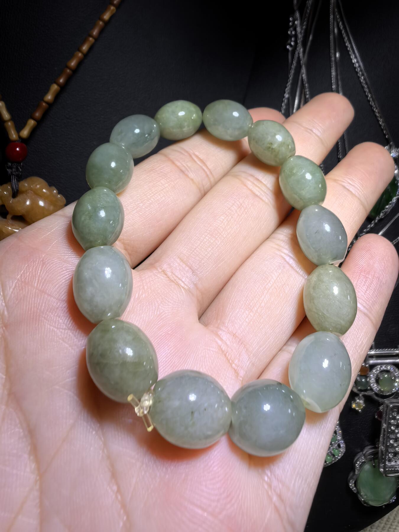 纯天然A货冰糯种翡翠油青料枣型珠手串佛珠女款，尺寸约1.2cm*1.0cm复古温婉，精致小巧。