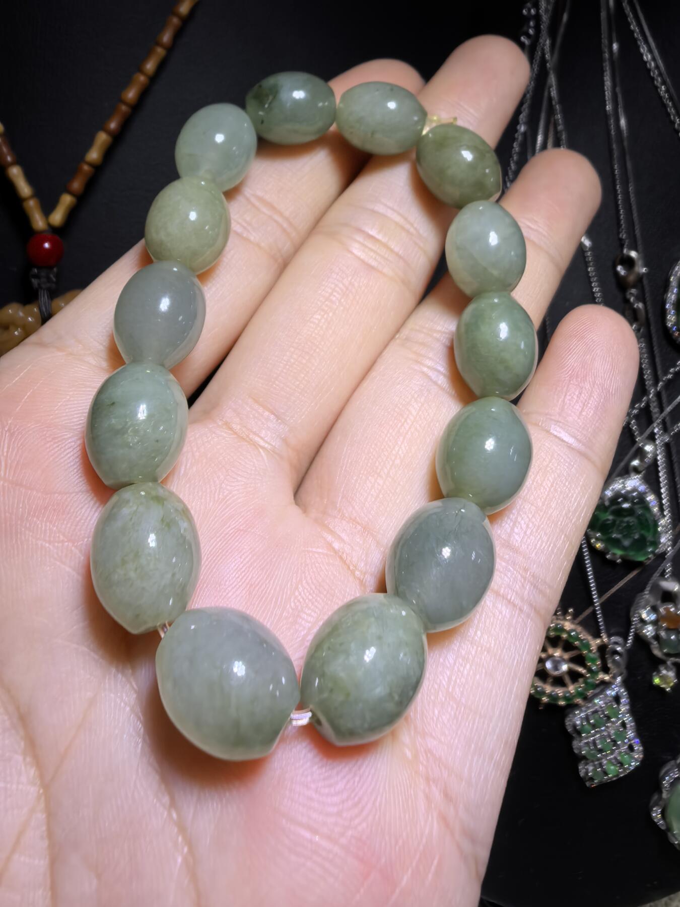 纯天然A货冰糯种翡翠油青料枣型珠手串佛珠女款，尺寸约1.2cm*1.0cm复古温婉，精致小巧。