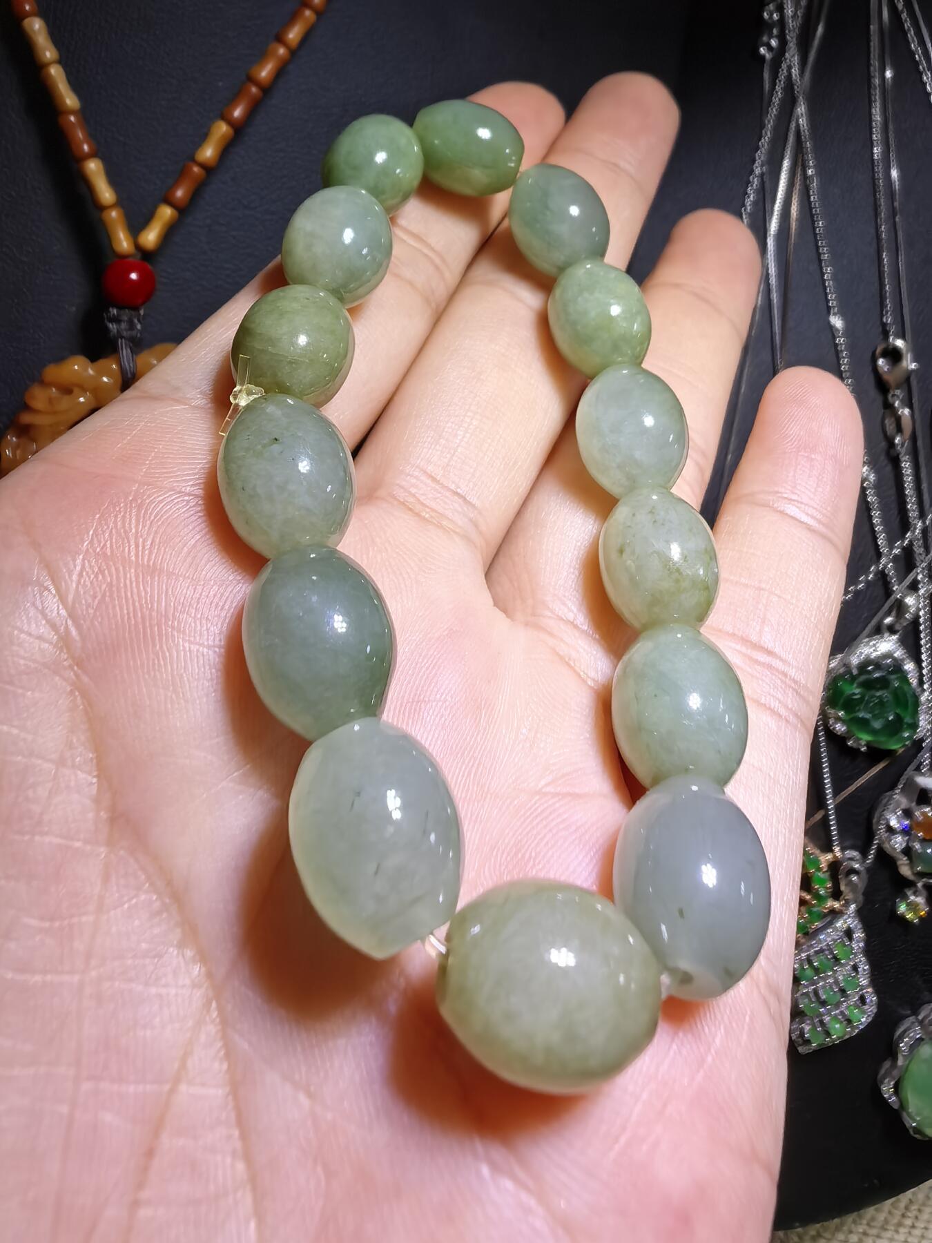 纯天然A货冰糯种翡翠油青料枣型珠手串佛珠女款，尺寸约1.2cm*1.0cm复古温婉，精致小巧。