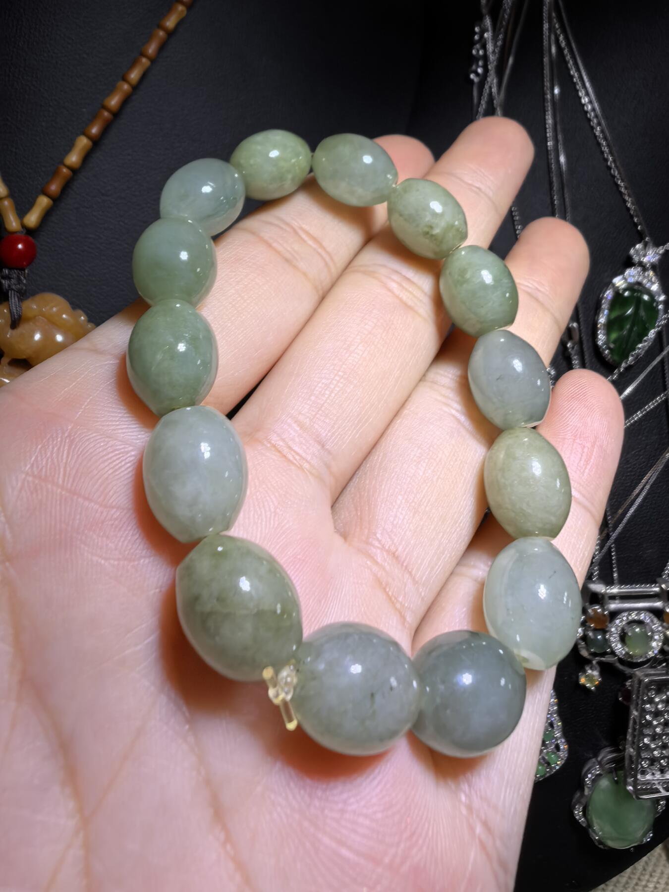 纯天然A货冰糯种翡翠油青料枣型珠手串佛珠女款，尺寸约1.2cm*1.0cm复古温婉，精致小巧。