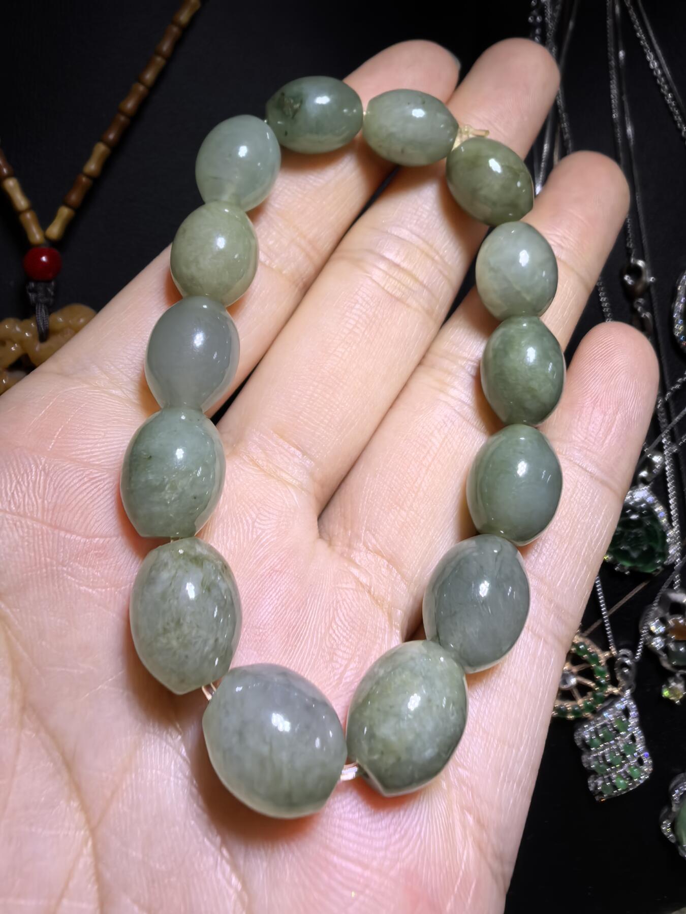 纯天然A货冰糯种翡翠油青料枣型珠手串佛珠女款，尺寸约1.2cm*1.0cm复古温婉，精致小巧。