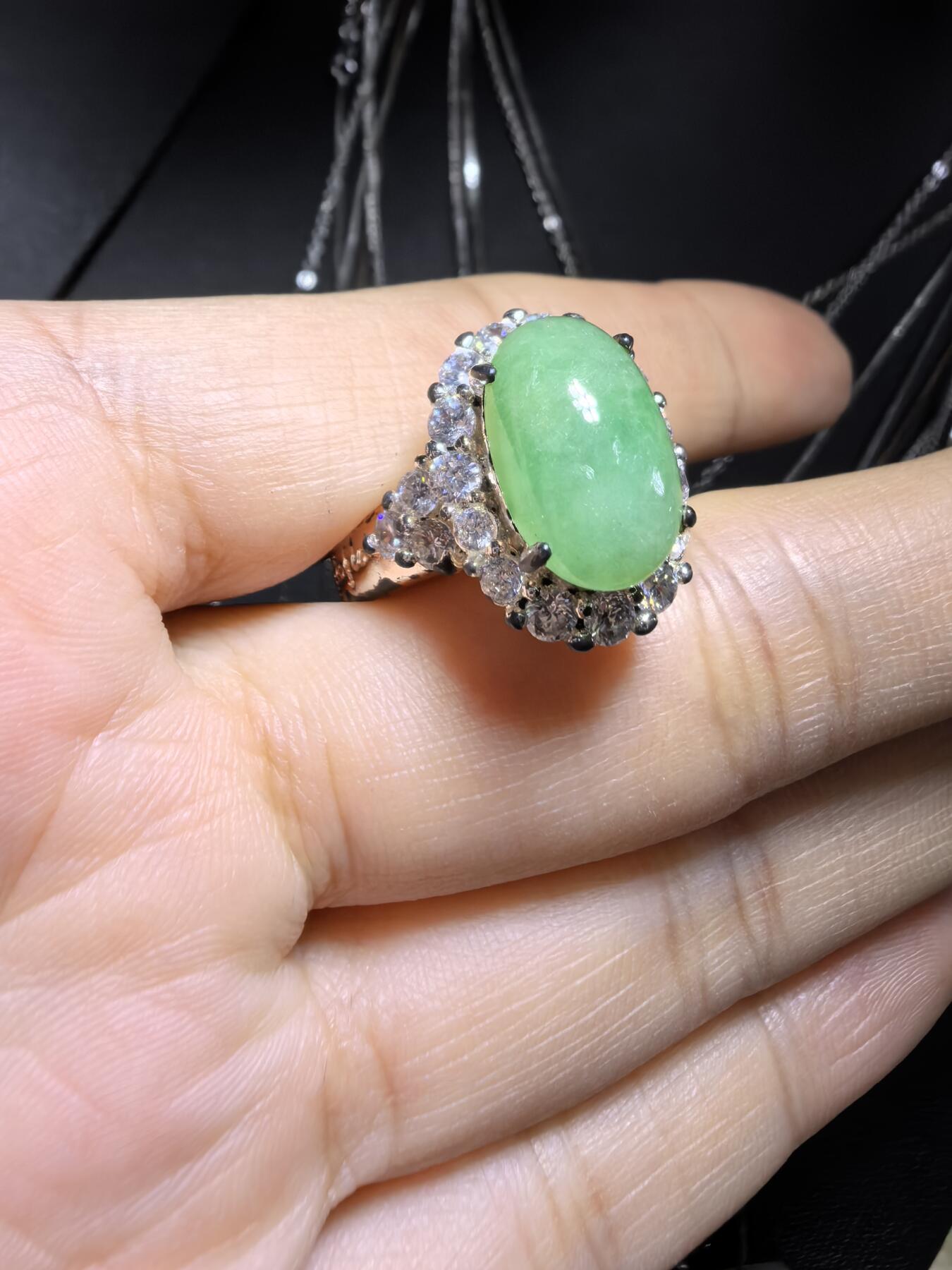 纯天然A货缅甸翡翠戒指女款戒面，裸石饱满，色泽明艳清新，（铜托只为突显戒面展示效果可代镶嵌金）裸石尺寸：1.3cm*0.9cm，实物实拍，所见即所得！