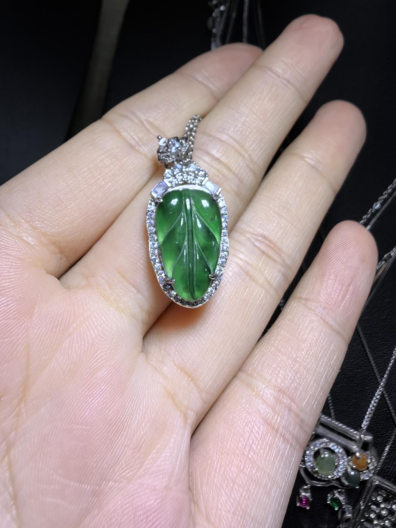 纯天然A货翡翠大业有成，一叶生财吊坠挂件项链。冰透水润，色泽沉稳。佩戴优雅大方。尺寸含镶嵌：2.2cm*1.3cm*0.6cm