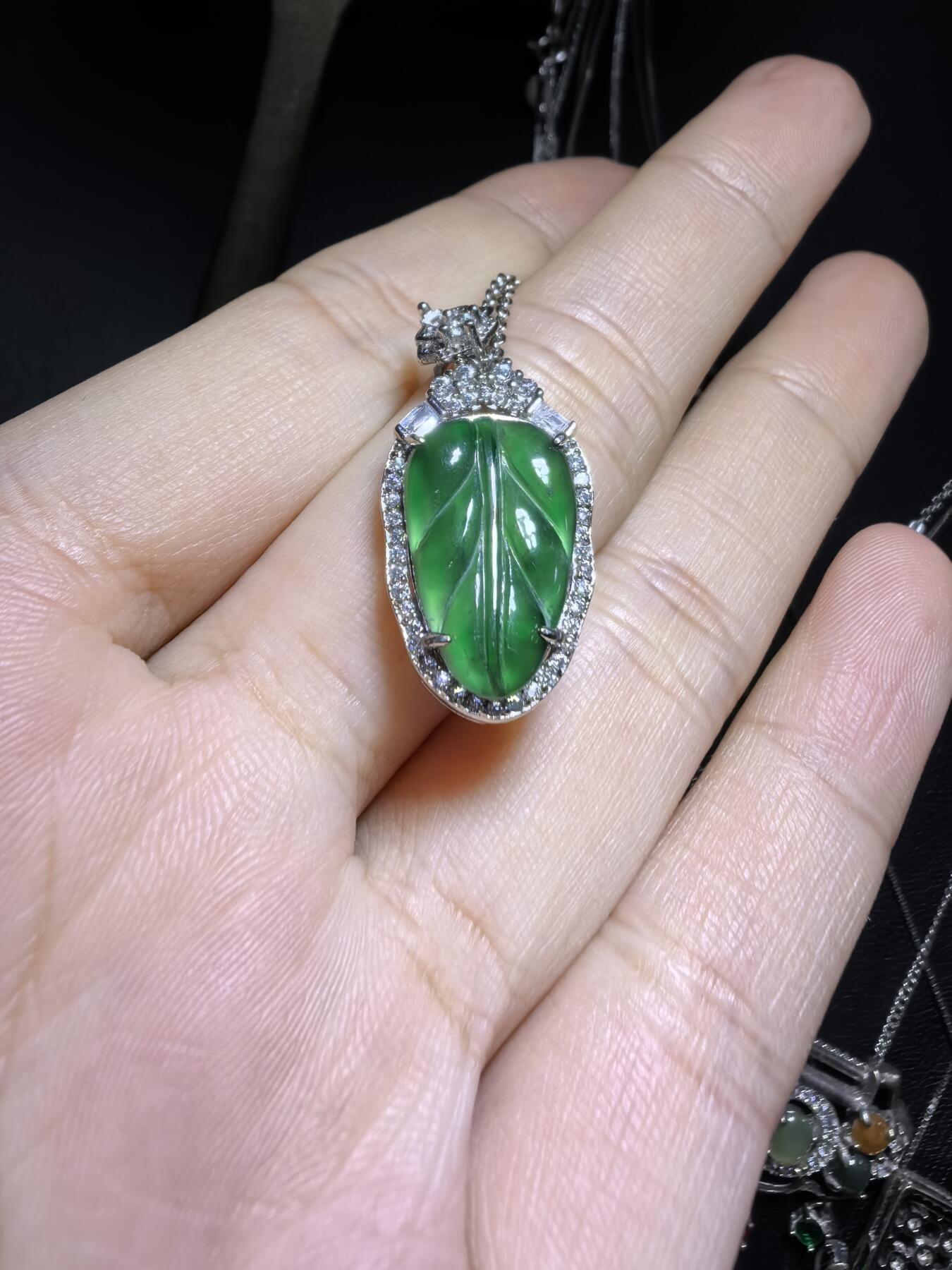 纯天然A货翡翠大业有成，一叶生财吊坠挂件项链。冰透水润，色泽沉稳。佩戴优雅大方。尺寸含镶嵌：2.2cm*1.3cm*0.6cm