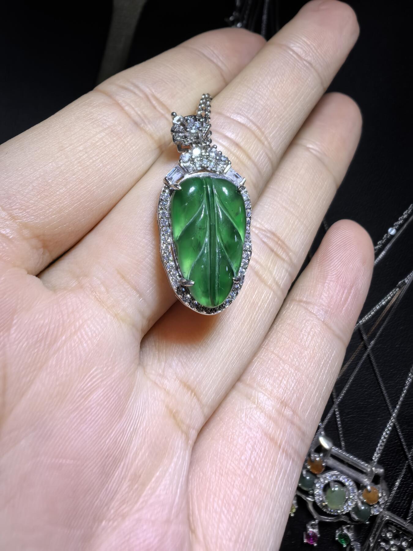 纯天然A货翡翠大业有成，一叶生财吊坠挂件项链。冰透水润，色泽沉稳。佩戴优雅大方。尺寸含镶嵌：2.2cm*1.3cm*0.6cm