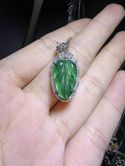 纯天然A货翡翠大业有成，一叶生财吊坠挂件项链。冰透水润，色泽沉稳。佩戴优雅大方。尺寸含镶嵌：2.2cm*1.3cm*0.6cm