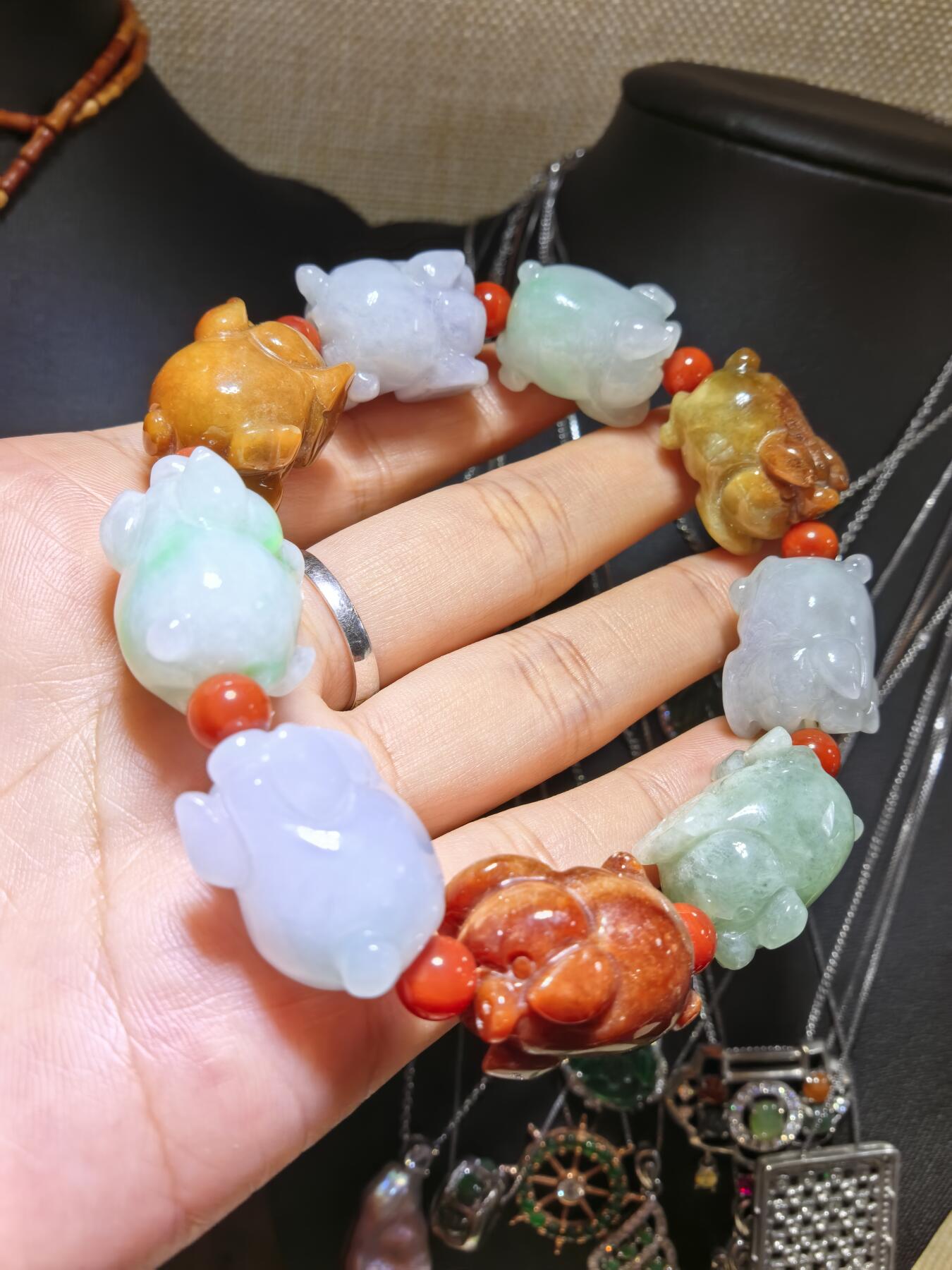 纯天然A货翡翠多宝福猪手串男款佛珠，精雕细琢，寓意吉祥如意。尺寸：2.1cm*1.5cm*1.5cm