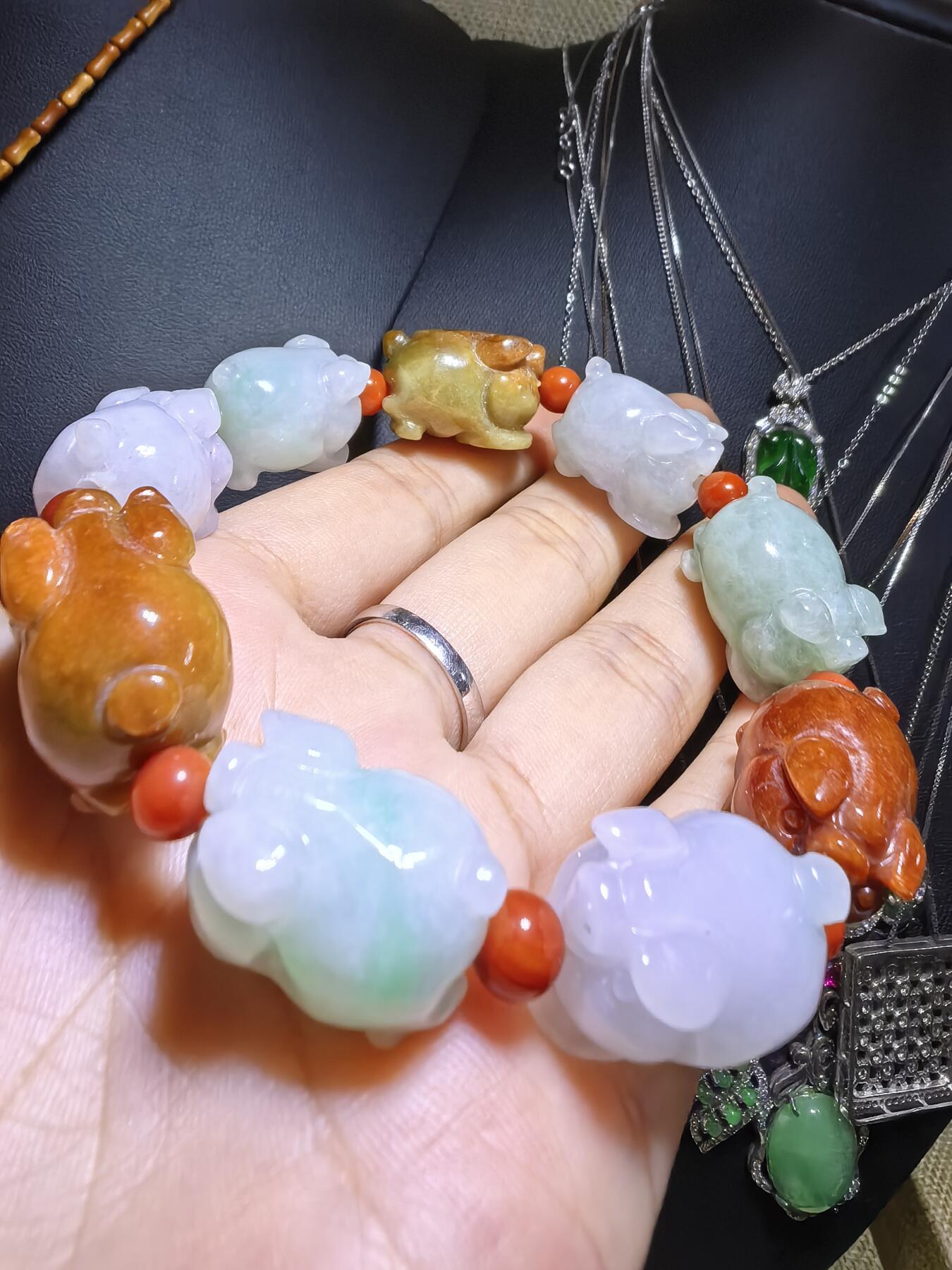 纯天然A货翡翠多宝福猪手串男款佛珠，精雕细琢，寓意吉祥如意。尺寸：2.1cm*1.5cm*1.5cm