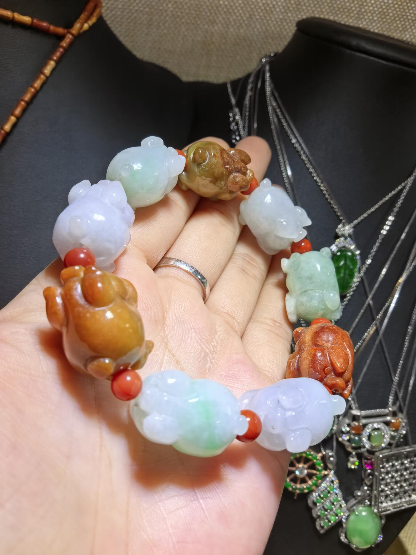 纯天然A货翡翠多宝福猪手串男款佛珠，精雕细琢，寓意吉祥如意。尺寸：2.1cm*1.5cm*1.5cm