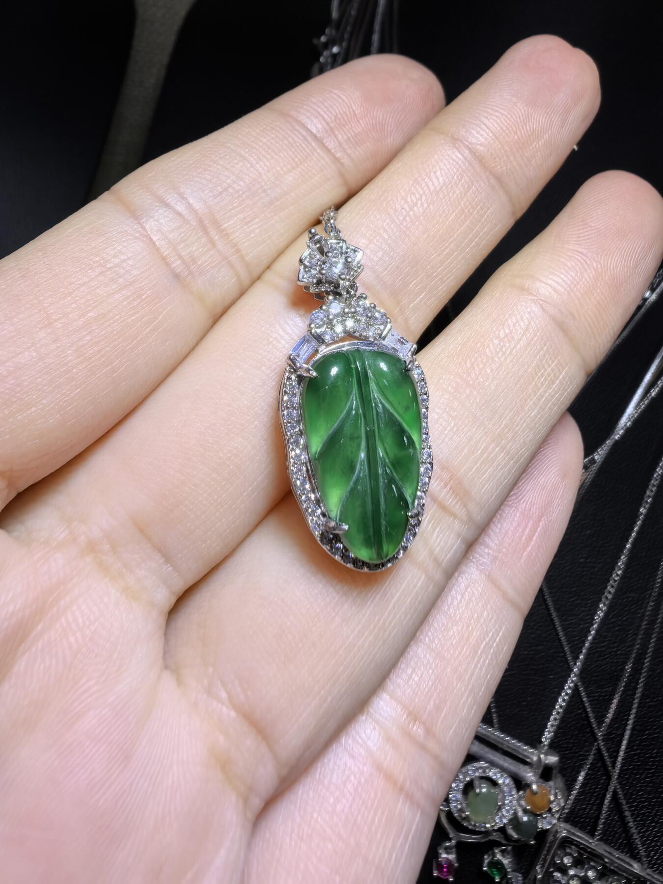 纯天然A货翡翠大业有成，一叶生财吊坠挂件项链。冰透水润，色泽沉稳。佩戴优雅大方。尺寸含镶嵌：2.2cm*1.3cm*0.6cm