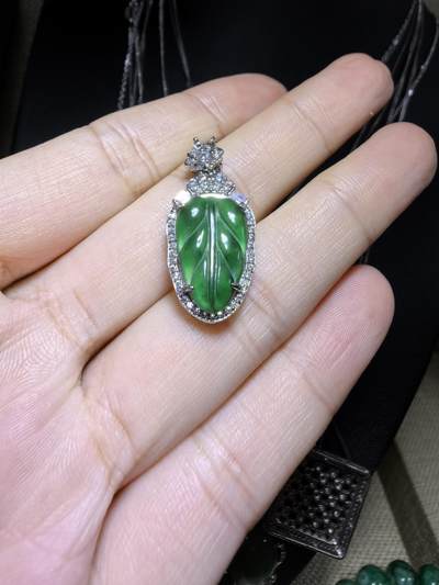 纯天然A货翡翠大业有成，一叶生财吊坠挂件项链。冰透水润，色泽沉稳。佩戴优雅大方。尺寸含镶嵌：2.2cm*1.3cm*0.6cm