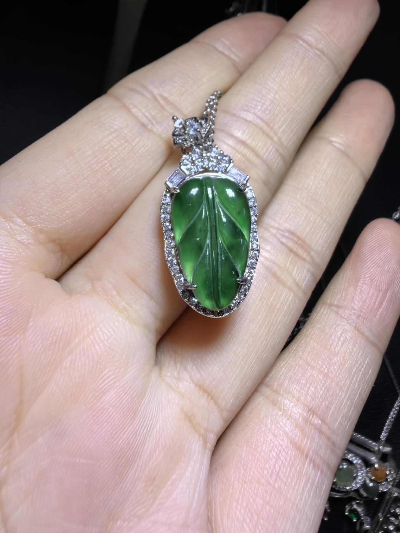 纯天然A货翡翠大业有成，一叶生财吊坠挂件项链。冰透水润，色泽沉稳。佩戴优雅大方。尺寸含镶嵌：2.2cm*1.3cm*0.6cm