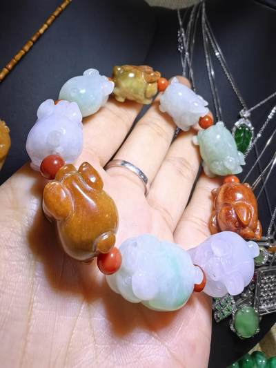 纯天然A货翡翠多宝福猪手串男款佛珠，精雕细琢，寓意吉祥如意。尺寸：2.1cm*1.5cm*1.5cm