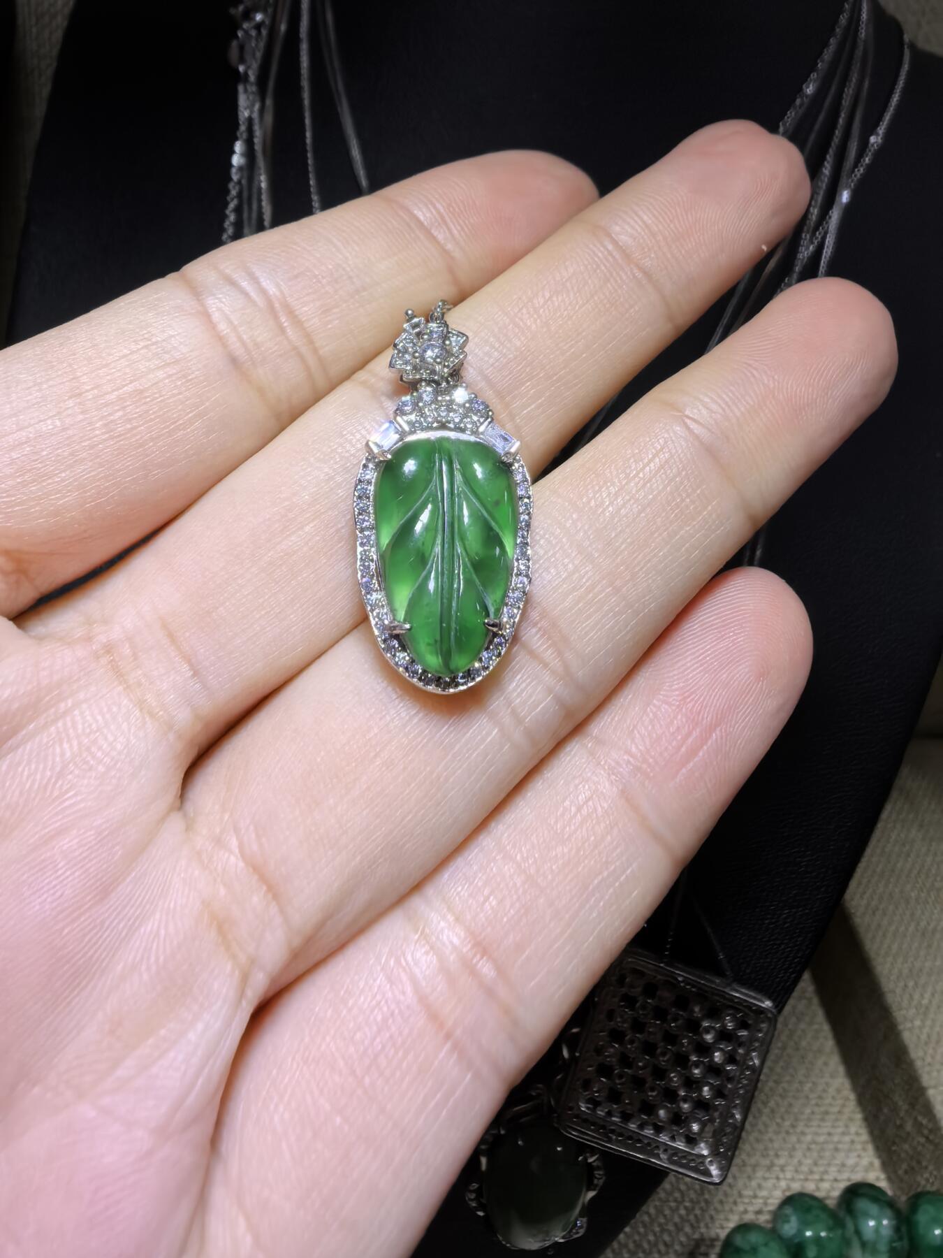 纯天然A货翡翠大业有成，一叶生财吊坠挂件项链。冰透水润，色泽沉稳。佩戴优雅大方。尺寸含镶嵌：2.2cm*1.3cm*0.6cm