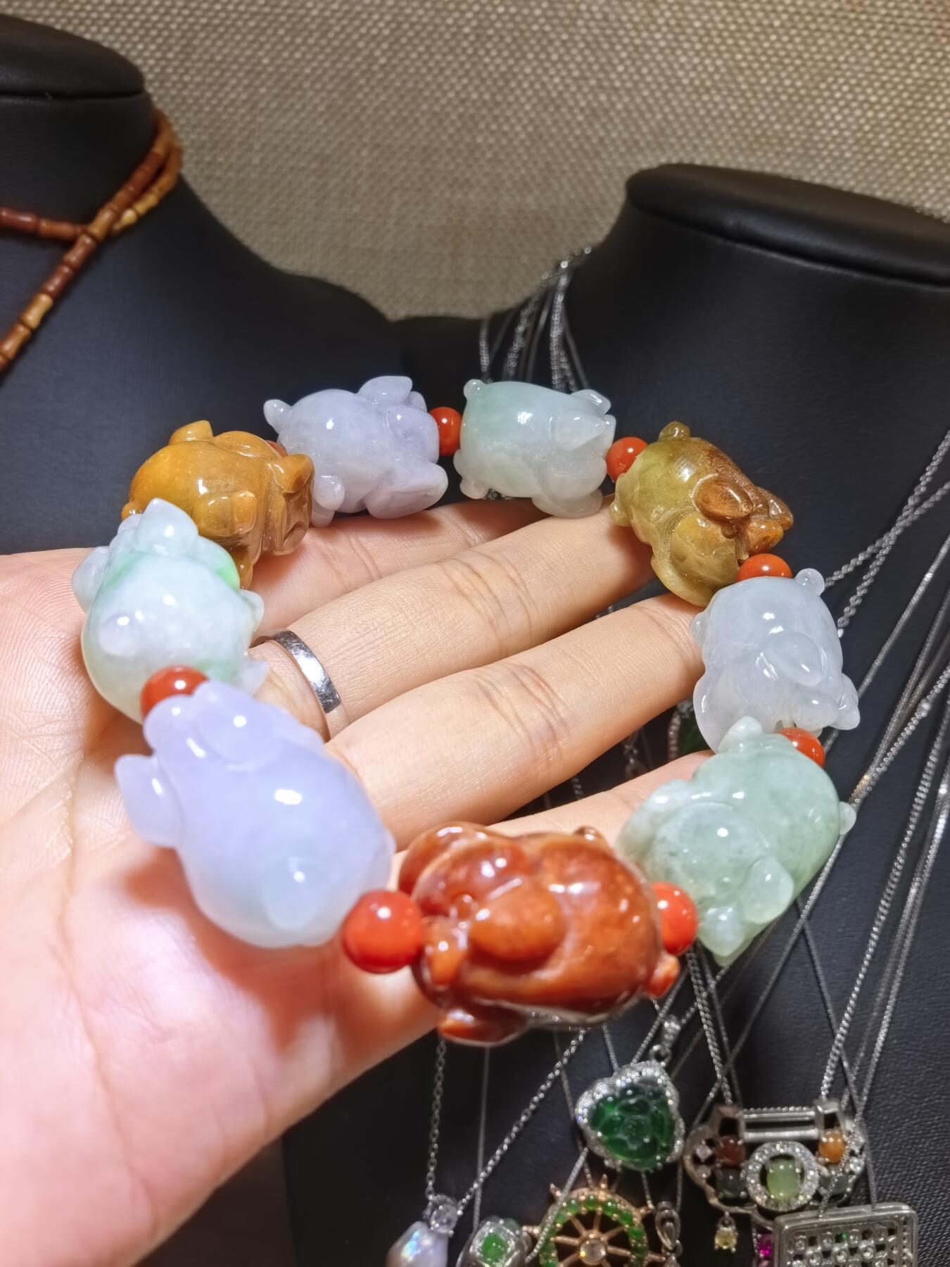 纯天然A货翡翠多宝福猪手串男款佛珠，精雕细琢，寓意吉祥如意。尺寸：2.1cm*1.5cm*1.5cm