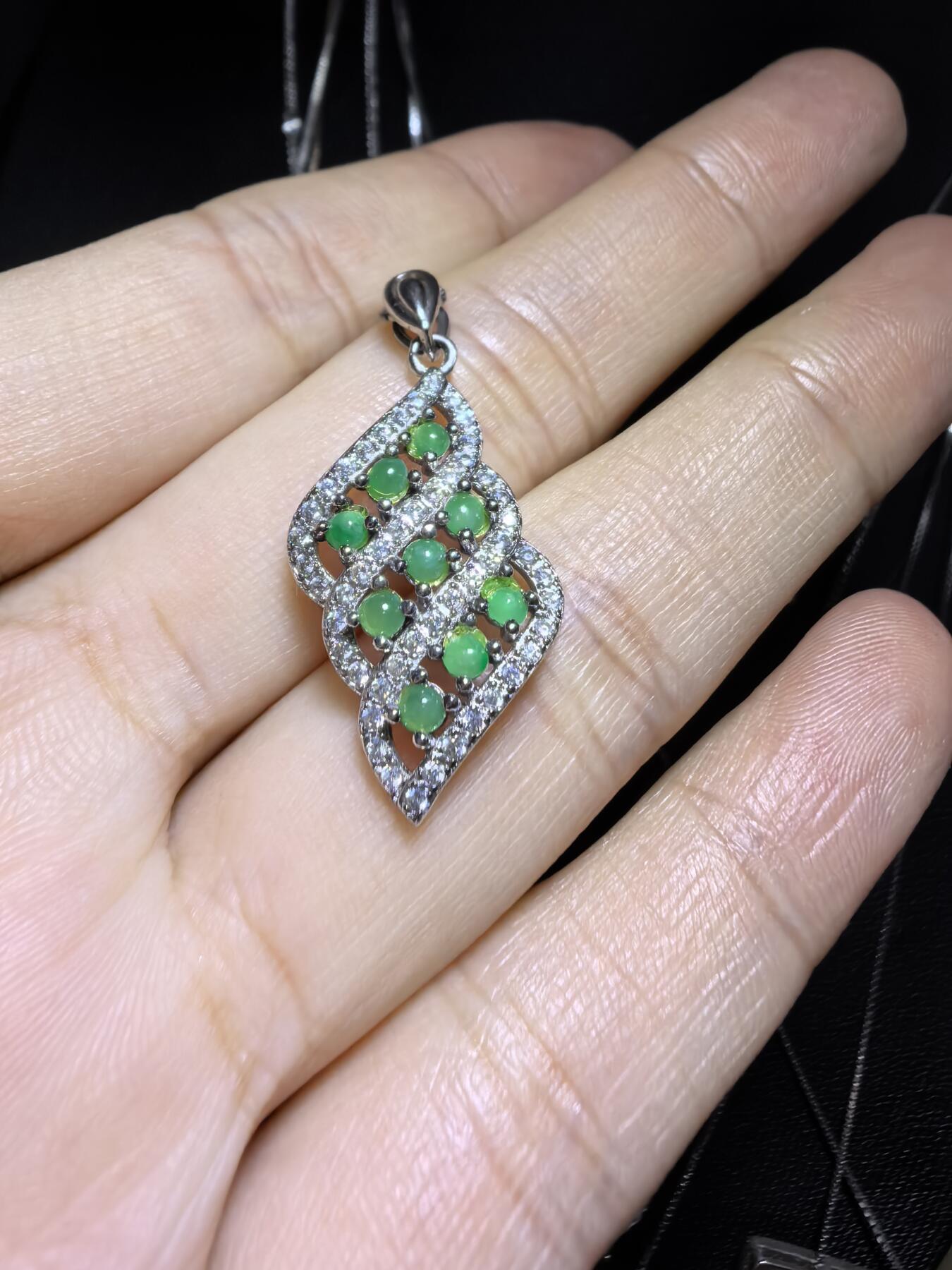 纯天然A货翡翠群镶挂件吊坠项链女款，尺寸：2.7cm*1.3cm实物实拍。