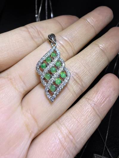 纯天然A货翡翠群镶挂件吊坠项链女款，尺寸：2.7cm*1.3cm实物实拍。