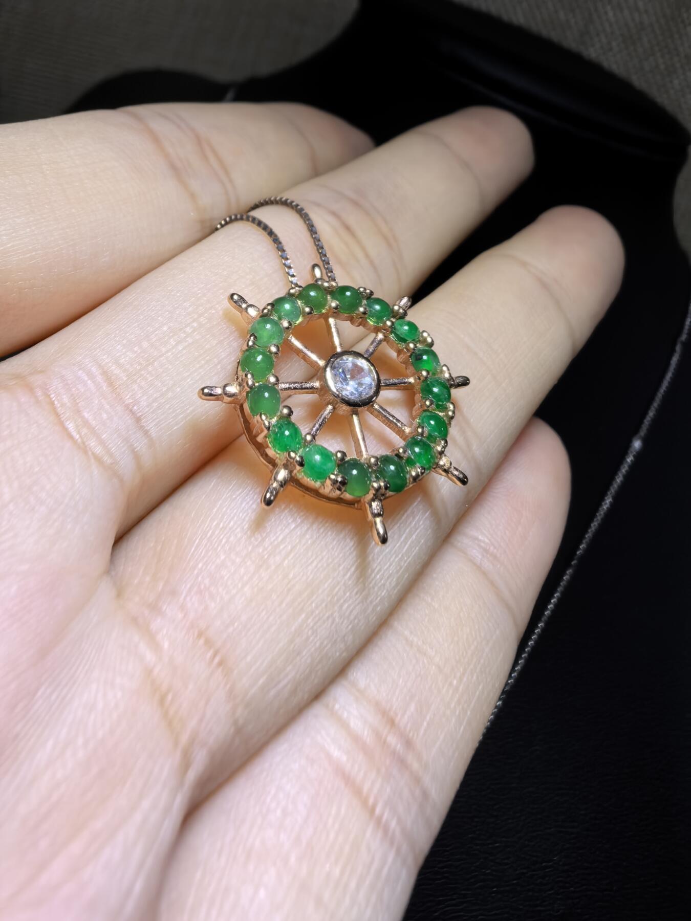 纯天然A货翡翠群镶吊坠挂件项链女款，裸石颗颗精选，胶质感十足，尺寸含镶嵌：2.1cm*0.4cm
