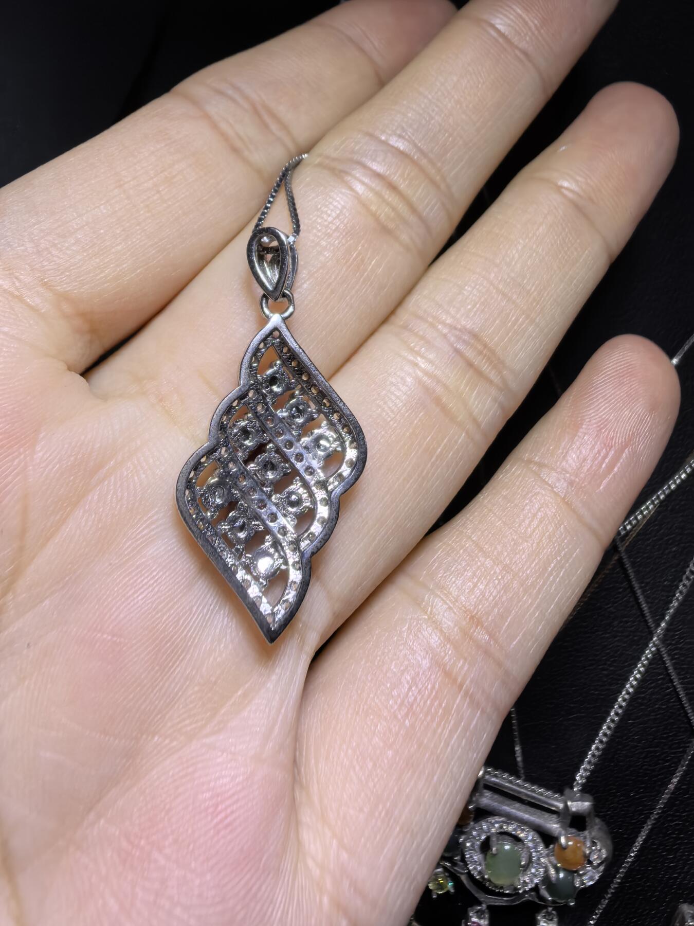 纯天然A货翡翠群镶挂件吊坠项链女款，尺寸：2.7cm*1.3cm实物实拍。