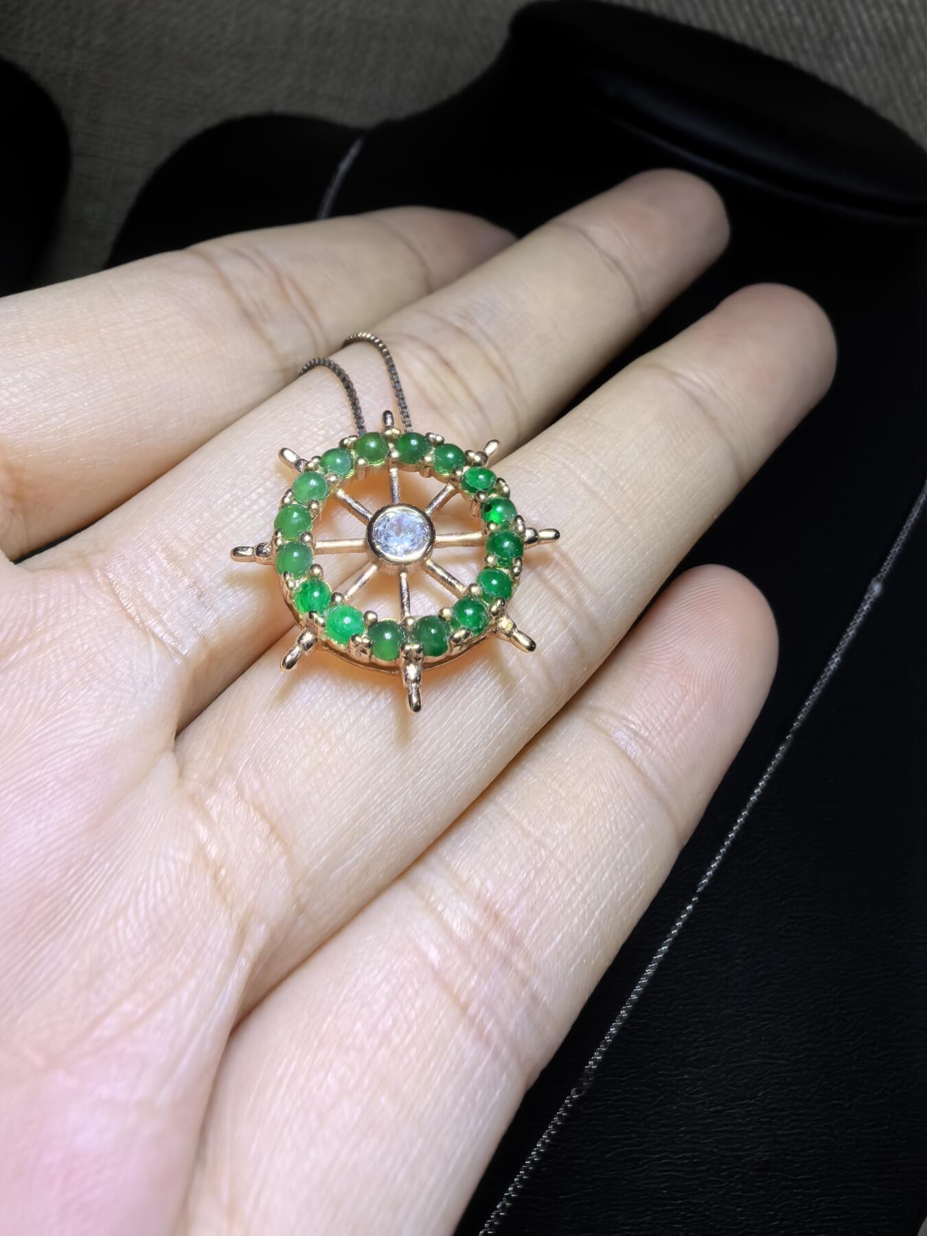 纯天然A货翡翠群镶吊坠挂件项链女款，裸石颗颗精选，胶质感十足，尺寸含镶嵌：2.1cm*0.4cm